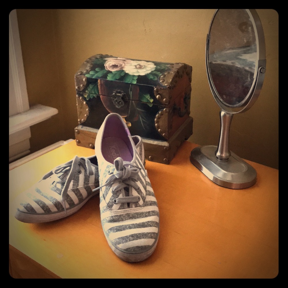 Keds White and grey stripe size 9